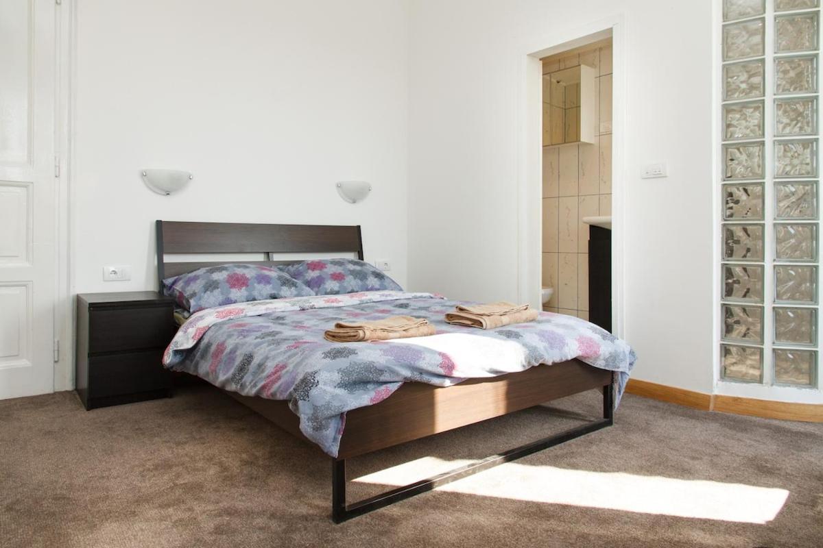 Spacious 4-Bedroom Apartment In Pedestrian Zone Βελιγράδι Εξωτερικό φωτογραφία