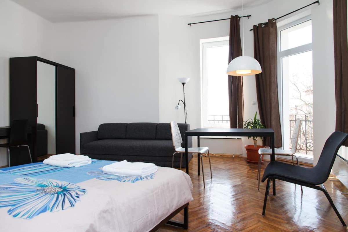 Spacious 4-Bedroom Apartment In Pedestrian Zone Βελιγράδι Εξωτερικό φωτογραφία
